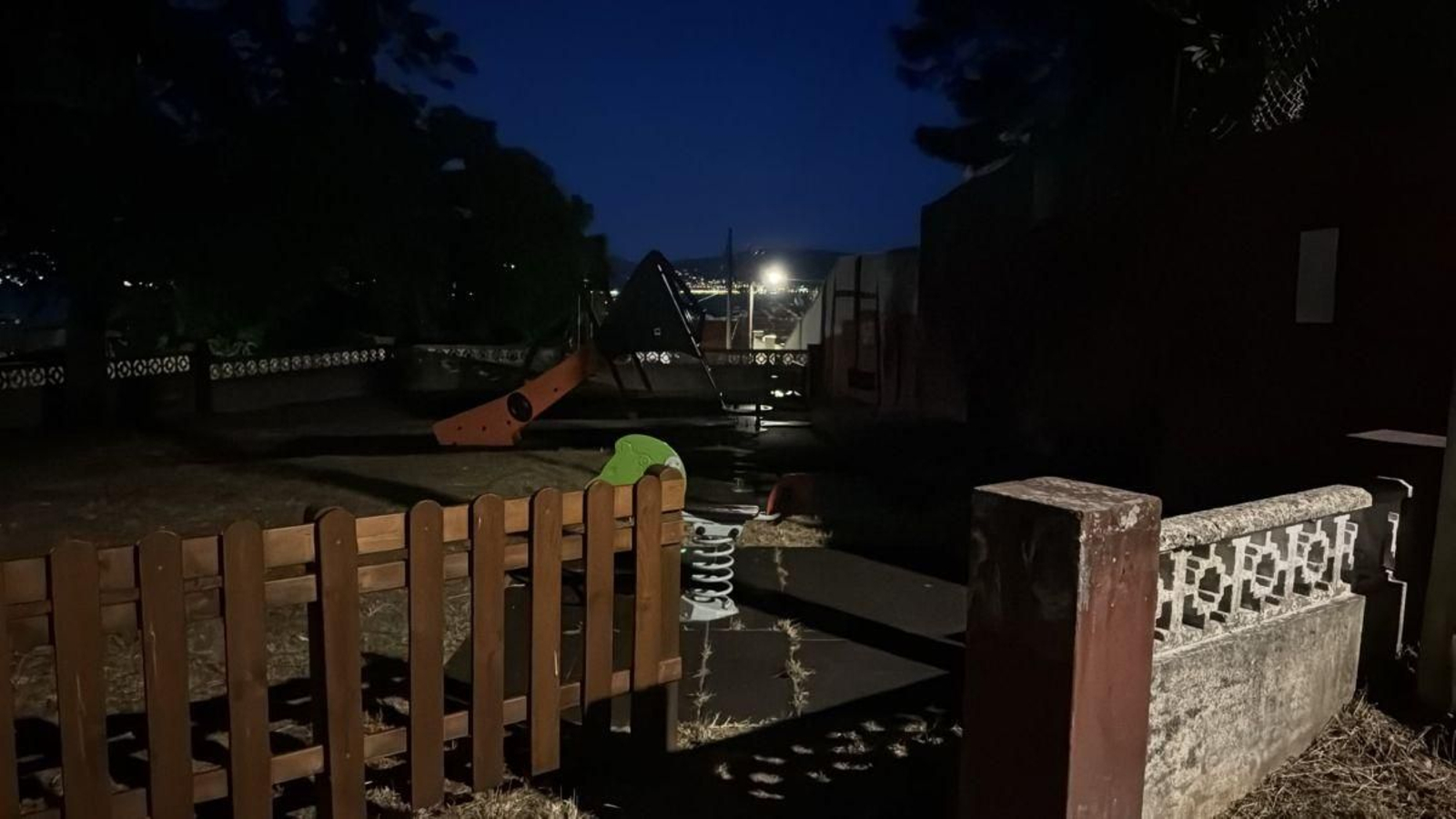El parque infantil de San Pedro con escasa iluminación a última hora de la tarde de ayer.