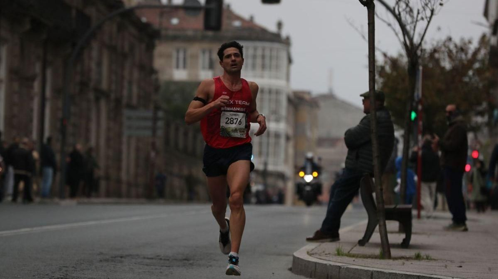 El atleta ourensano Alejandro Fernández, durante la San Martiño, a su paso por la calle Progreso.