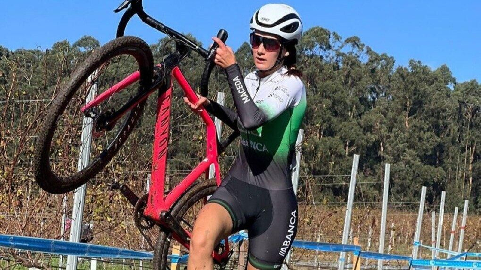 Sarela Conde, superando uno de los obstáculos en O Rosal.