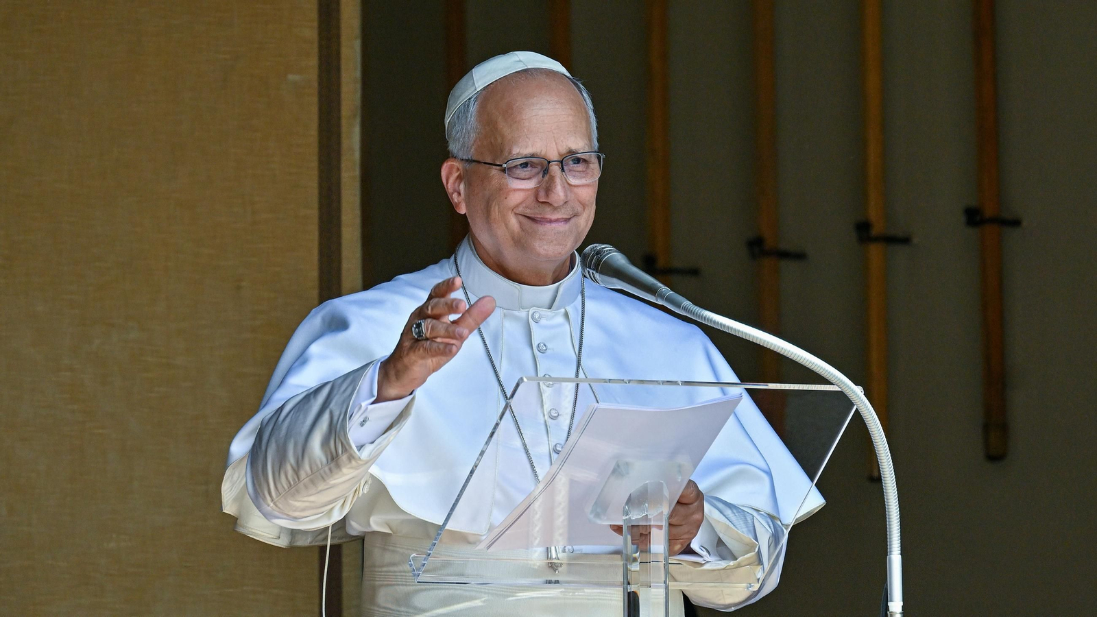 El Papa León XIV pronuncia la oración del Ángelus en Castel Gandolfo, cerca de Roma.