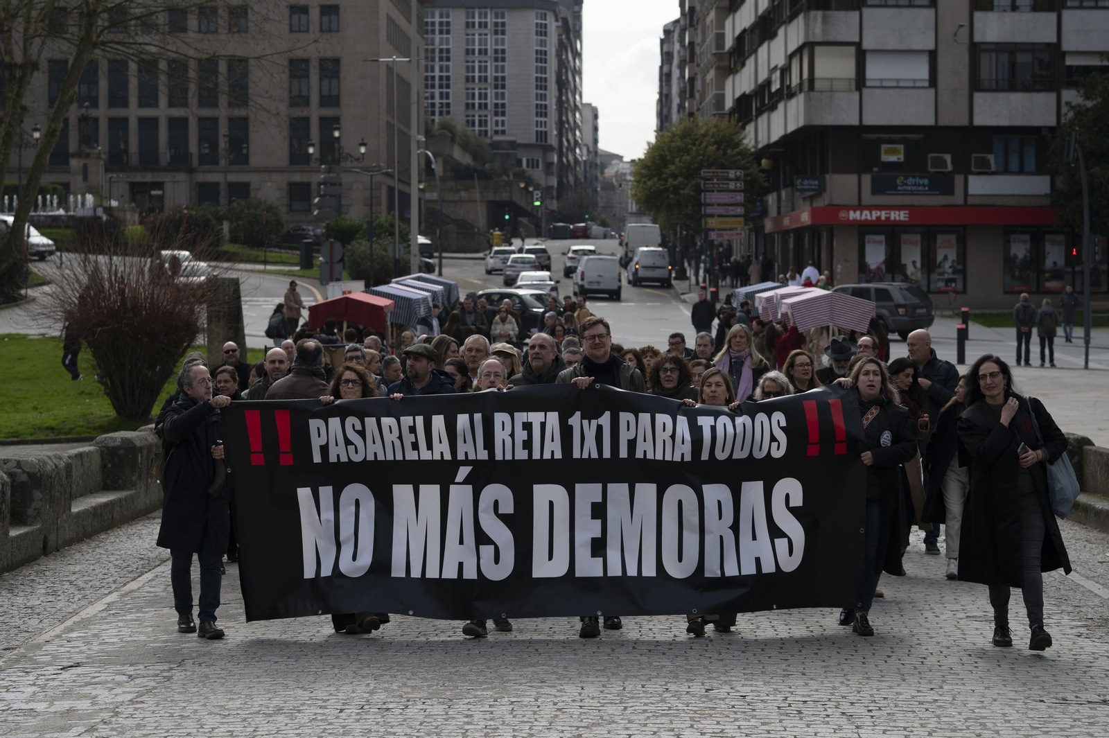 Abogados y procuradores se manifiestan por las calles de la ciudad.