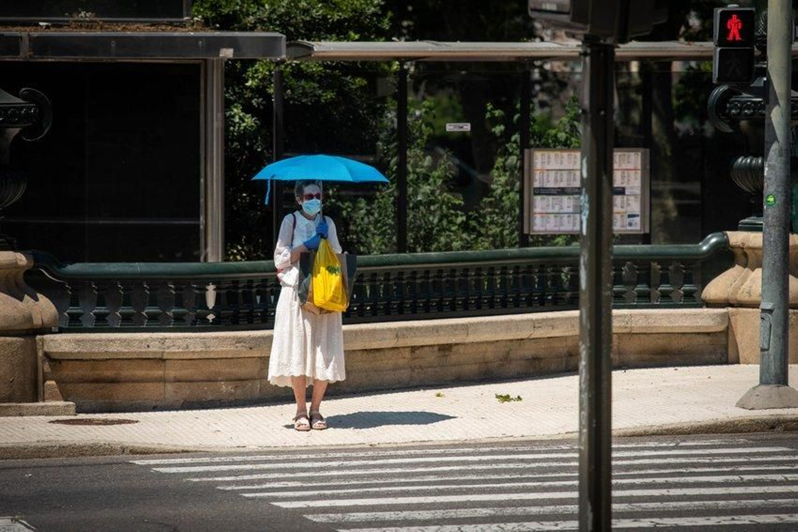 Detalles del ambiente diario en la ciudad, con mucho calor y con los vecinos y vecinas haciendo uso de las múltiples terrazas de las cafeterías. FOTO: ÓSCAR PINAL