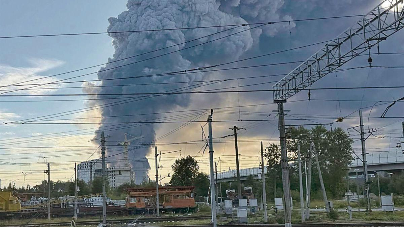 Una columna de humo se eleva en la región rusa de Leningrado tras un ataque con drones.