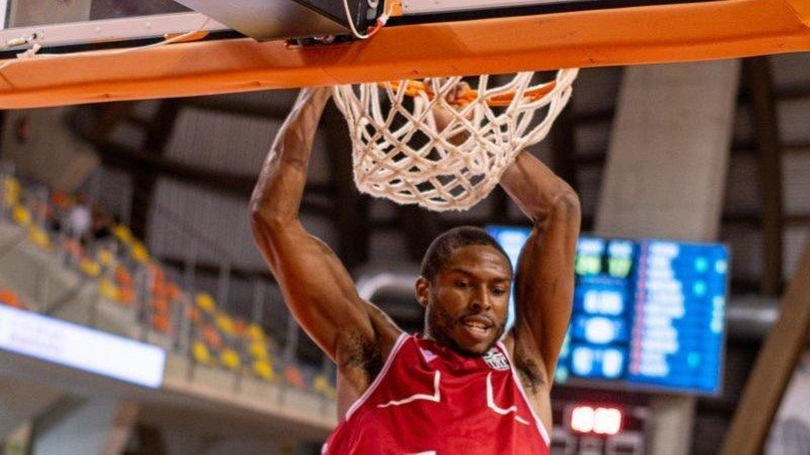 Stephen Ugochukwu machaca el aro ante el Alicante.