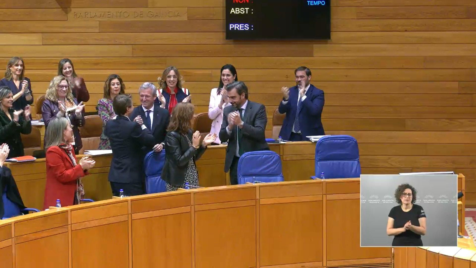 El Presidente de la Xunta es felicitada por miembros de su Gobierno tras la aprobación de los presupuestos 2024.