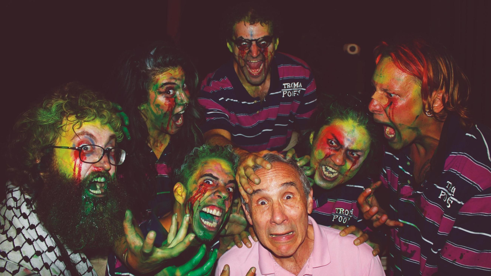 Lloyd Kaufman, atacado por mortos vivintes.