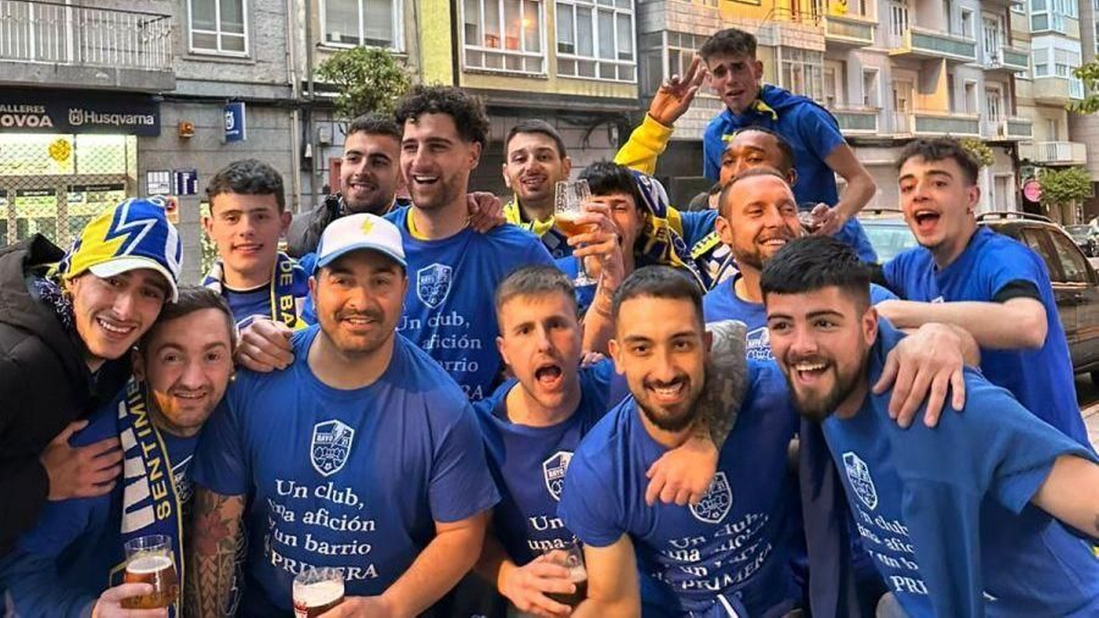 Los jugadores del Rayo 21, celebrando en el barrio el tan esperado regreso a Primera Futgal.