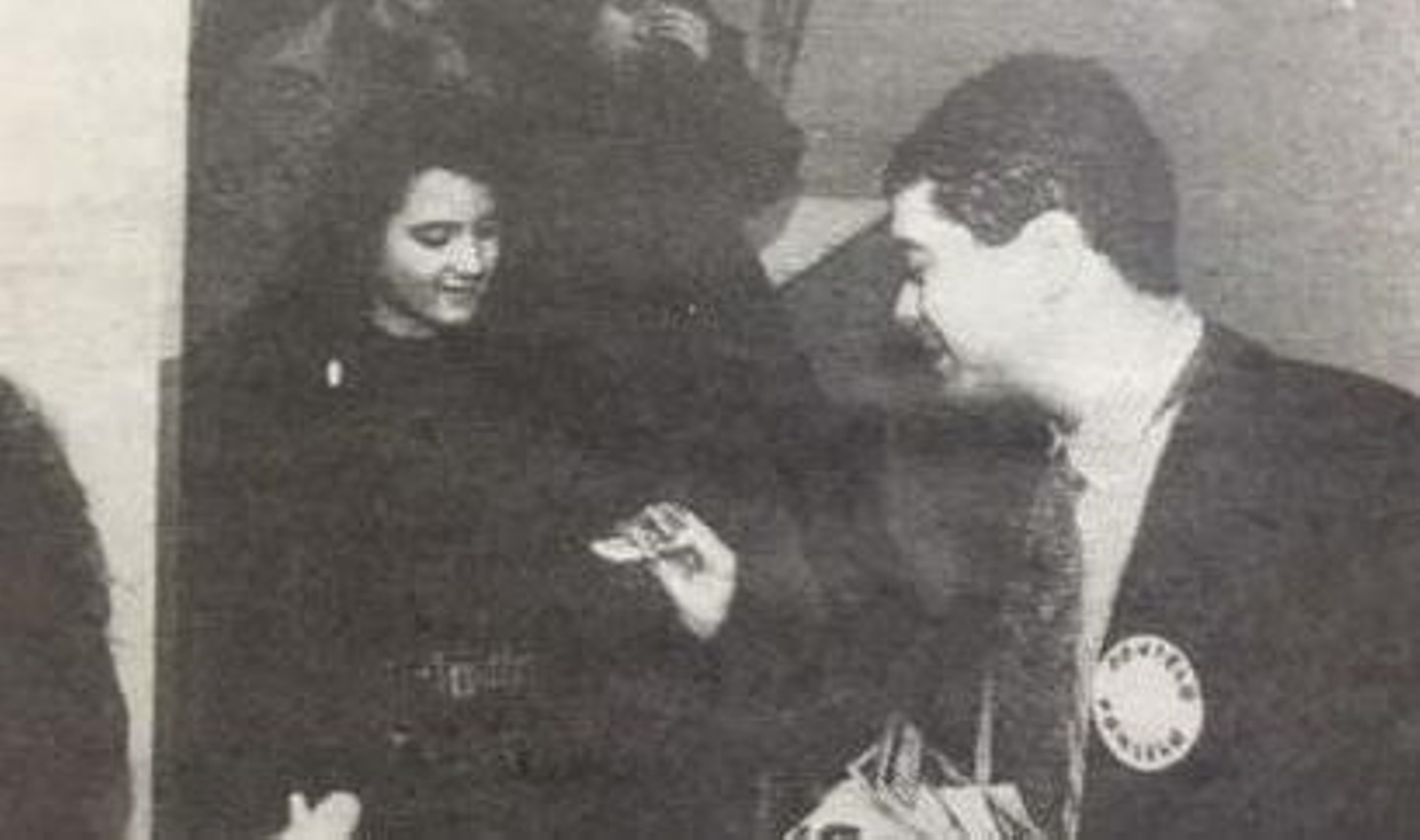 Un miembro de las Xuventudes Socialistas entrega un condón a una alumna del colegio religioso Divina Pastora.