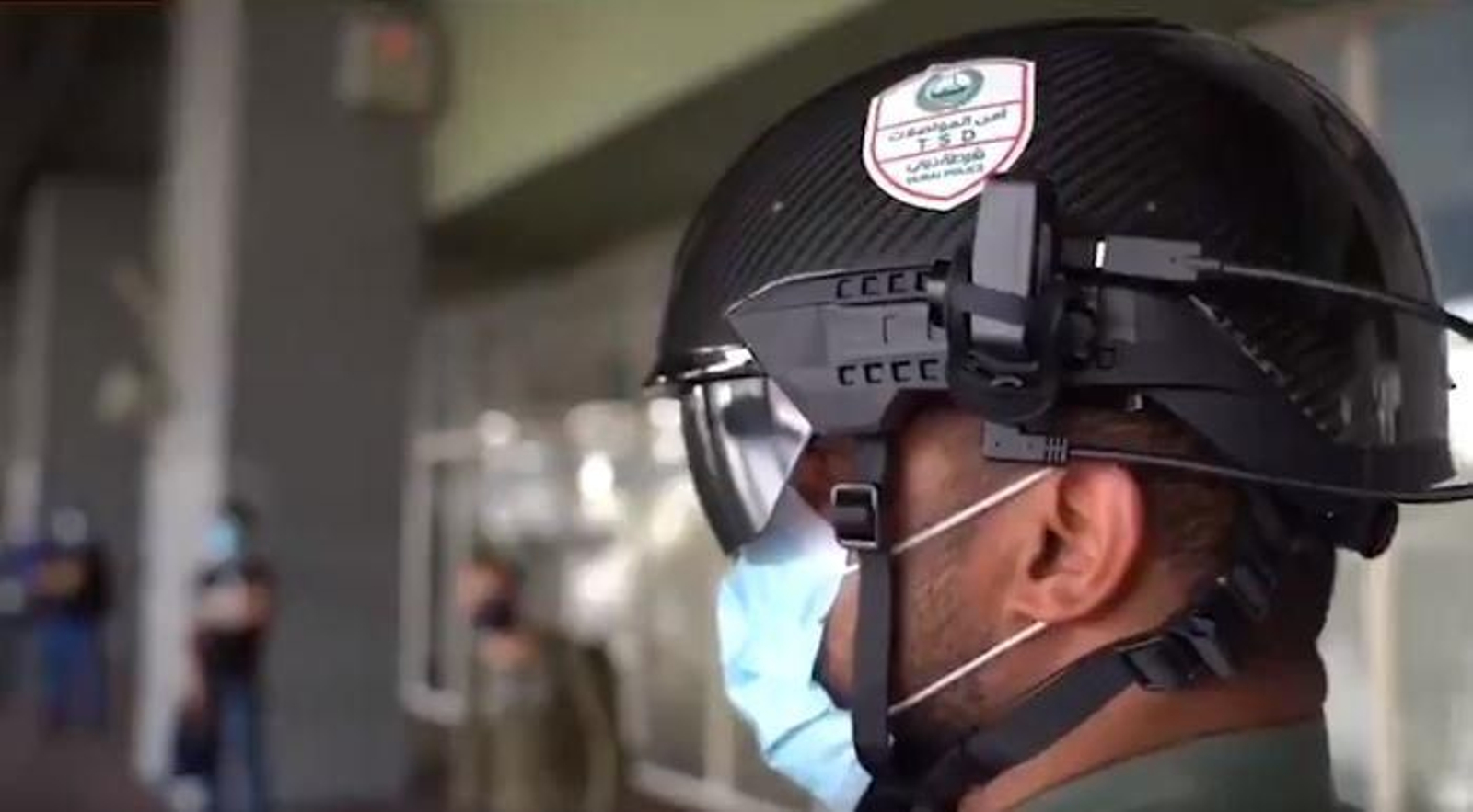 Un agente de Policía de Dubái con un casco inteligente para detectar infectados en el transporte público.