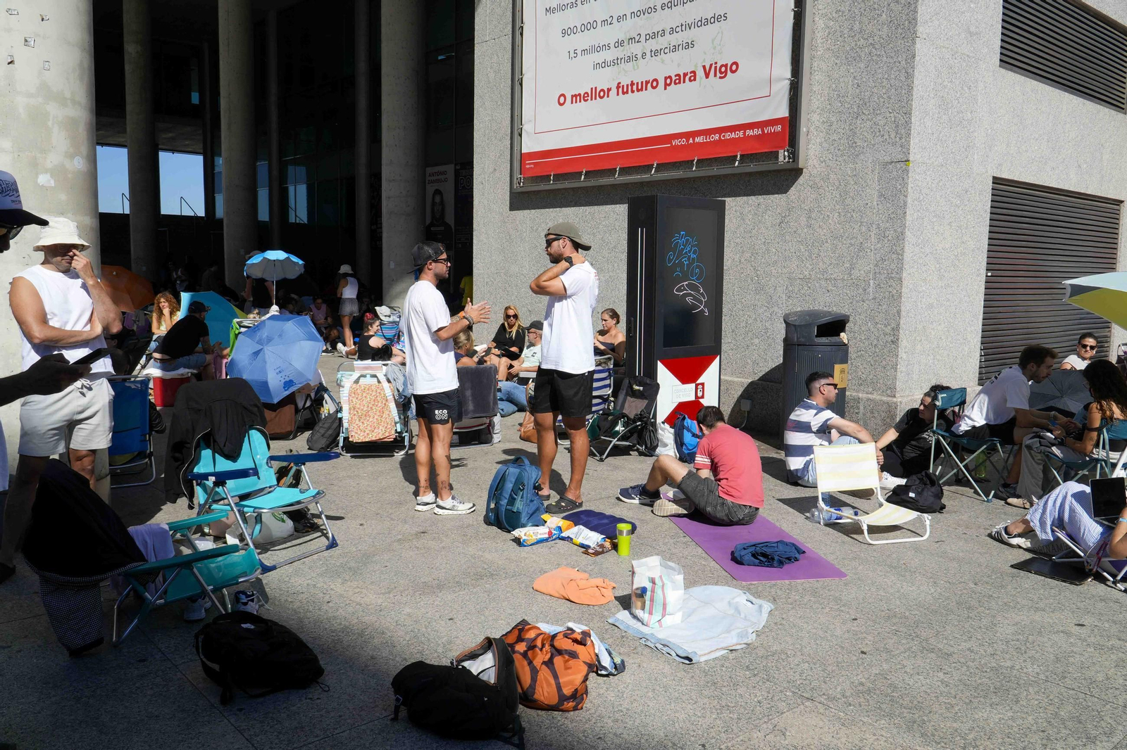 Galería | Infinitas colas por una entrada para Arde Bogatá en Vigo