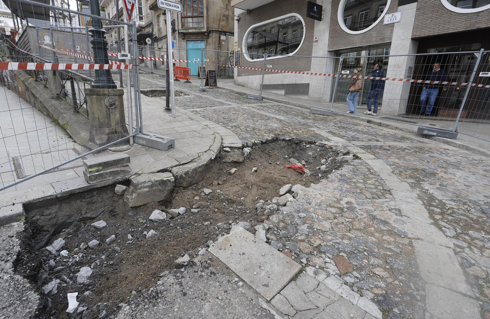 La calle Laxe, cortada al tráfico y con las catas arqueológicas ya en marcha.