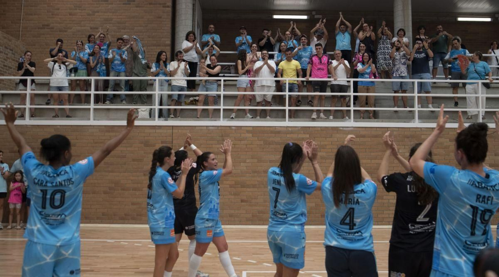 Las jugadoras del Estrela celebran el ascenso a Primera.