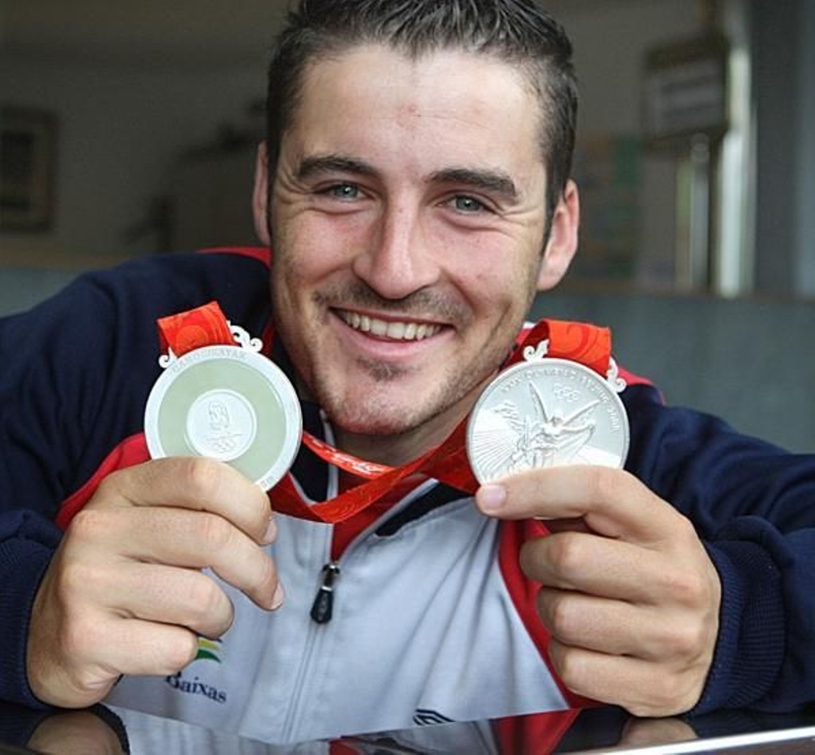 David Cal, en Cangas, con sus dos medallas de Pekín. foto: j.v.landín