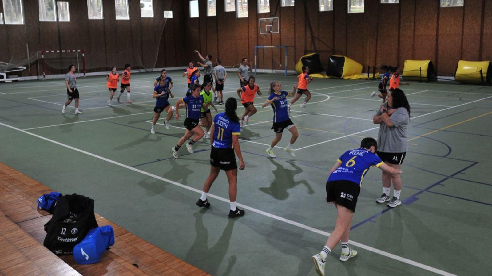 La pista de Manzaneda fue el centro de las operaciones para el fútbol sala y mucho más.