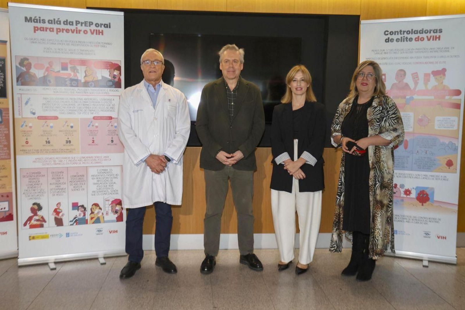 Javier Puente, Antonio G. Caamaño, Eva Poveda y Marta Piñeiro, ayer en el hospital Cunqueiro