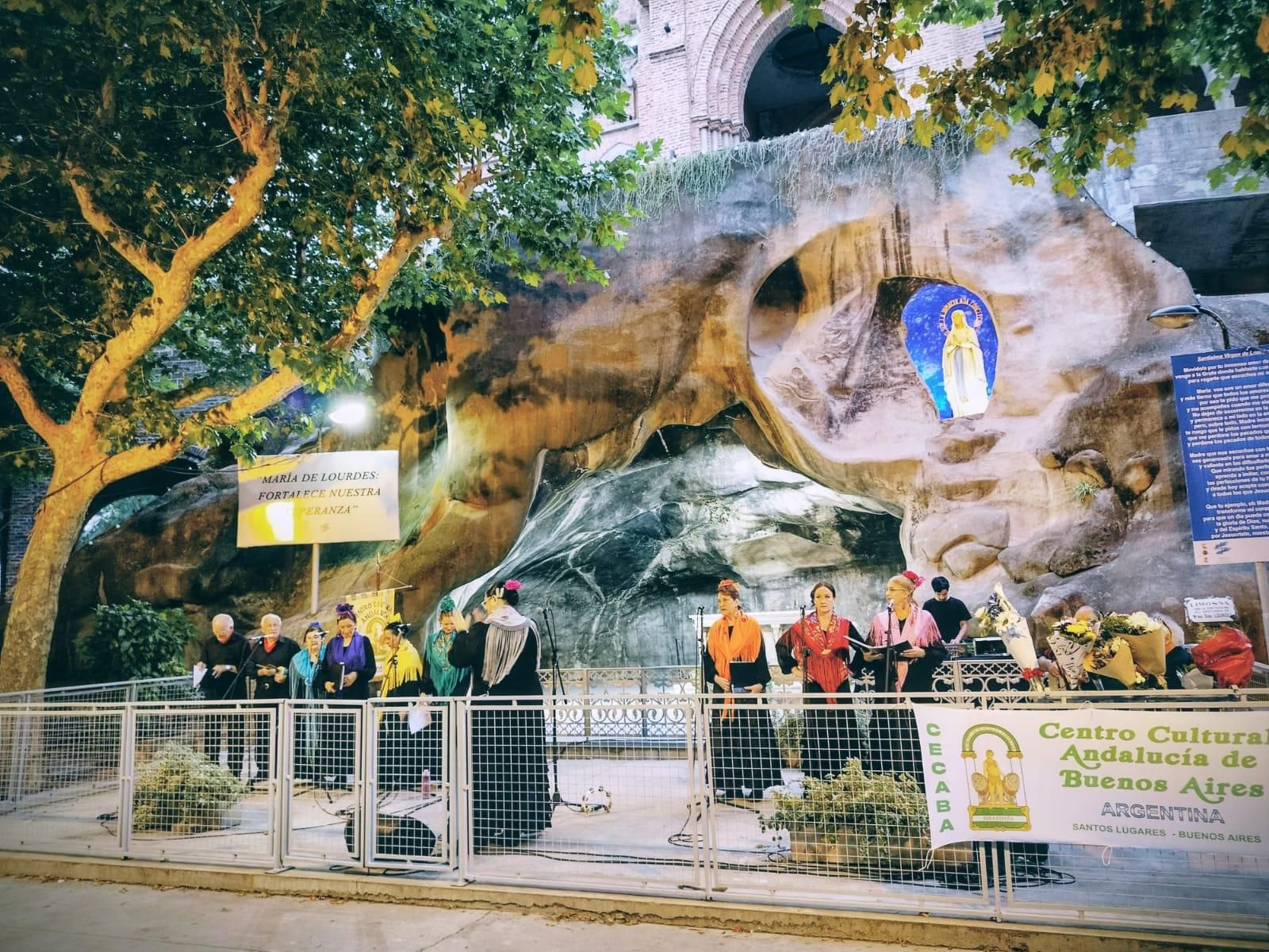 Sevillanas ante la Gruta de Lourdes
