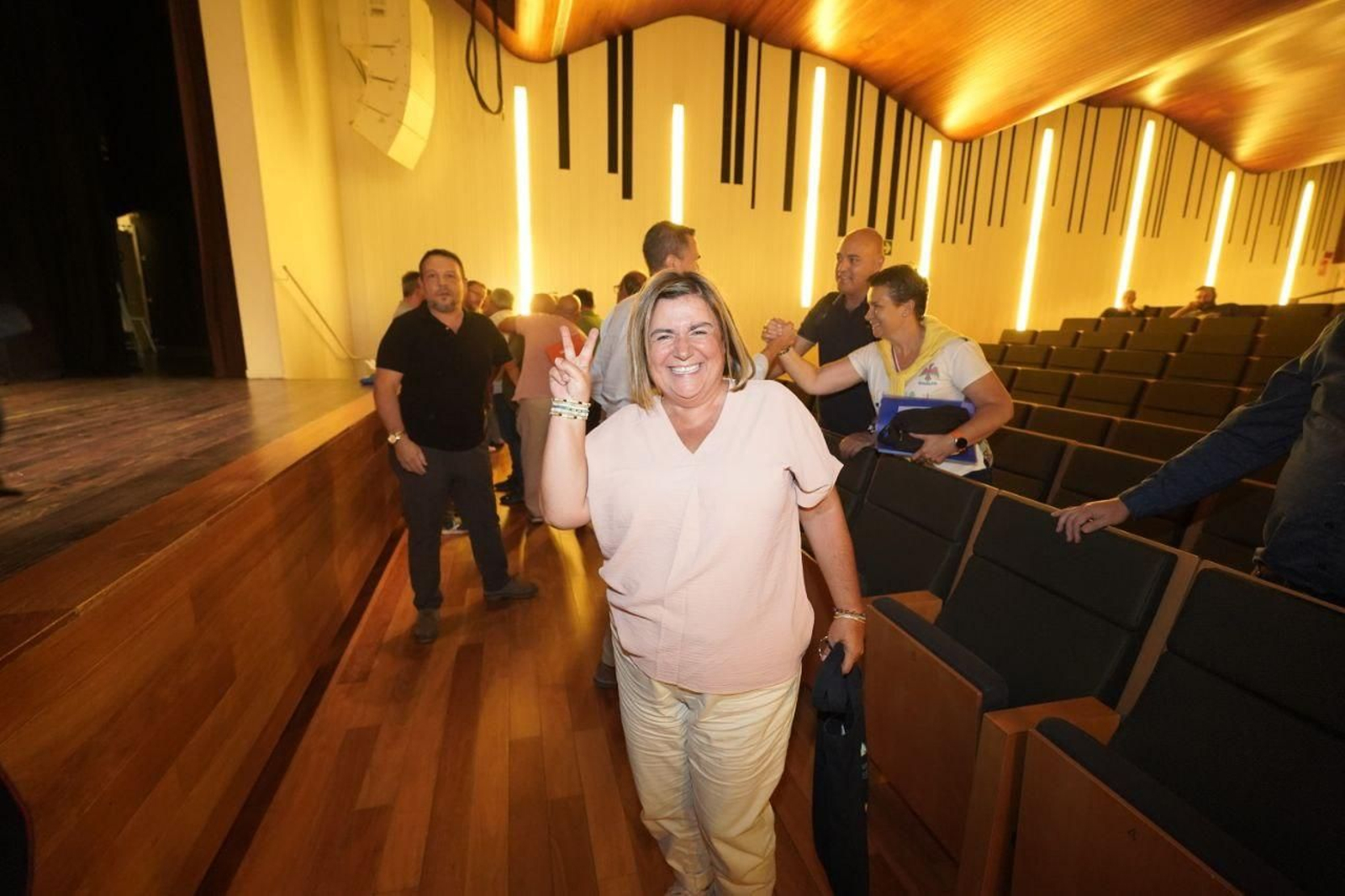 Nuria Fernández posa como ganadora en el auditorio municipal minutos después de conocer el resultado.