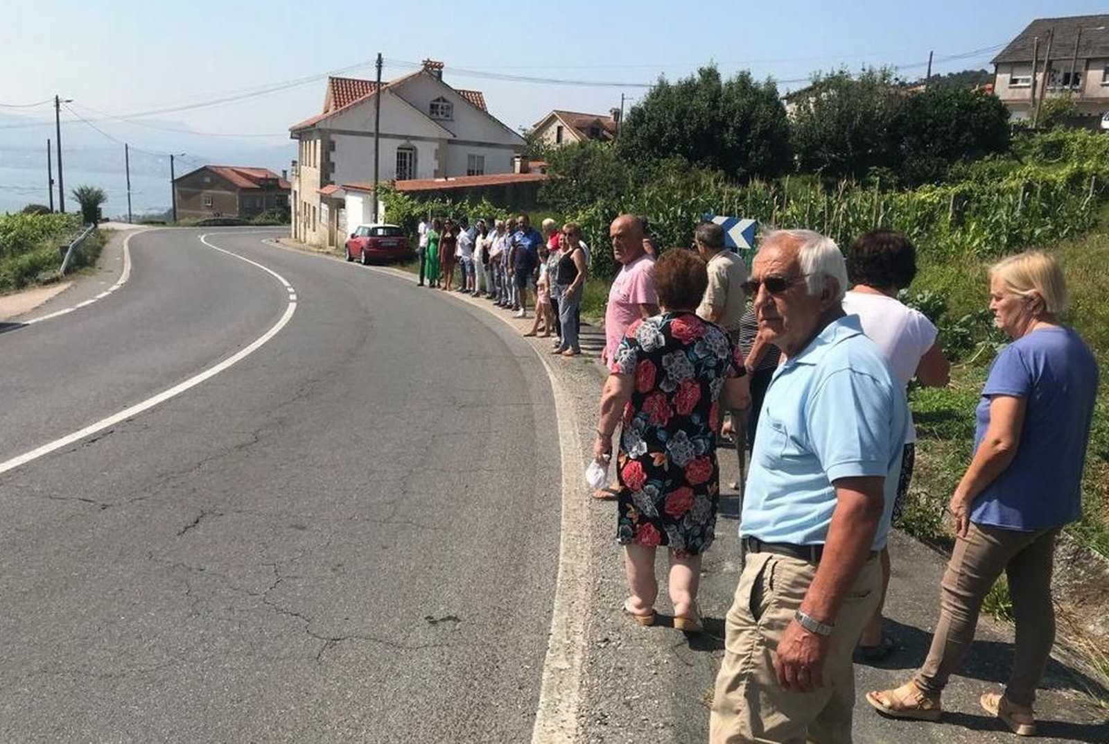 Los vecinos de Broullón en una de las protestas pidiendo medidas de seguridad en el vial.