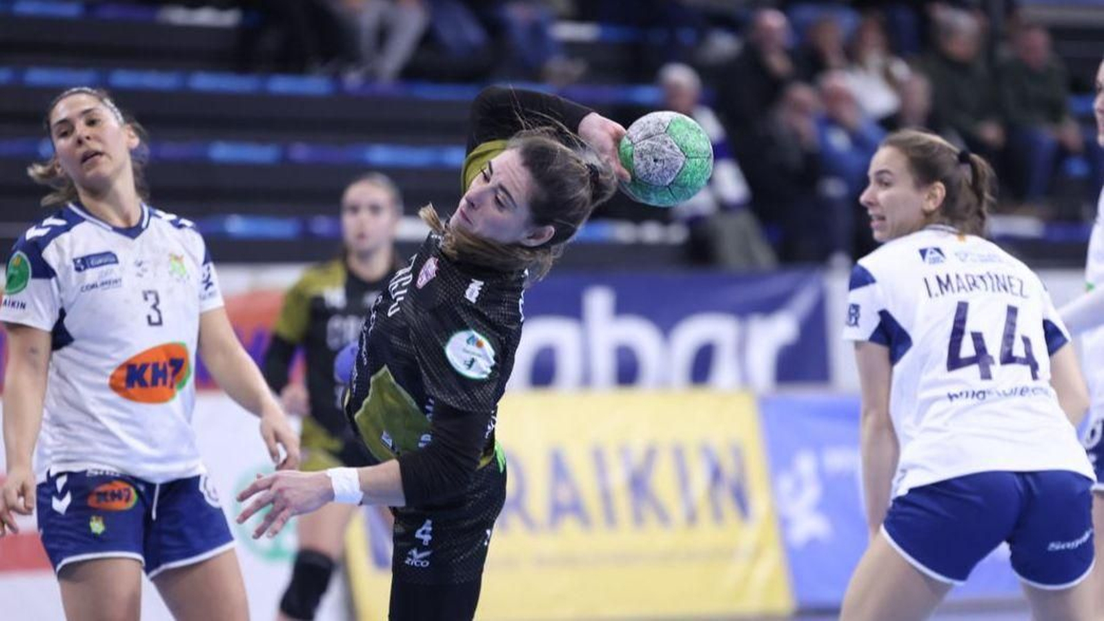 África Sempere realiza un lanzamiento en el partido de ayer ante el Granollers.