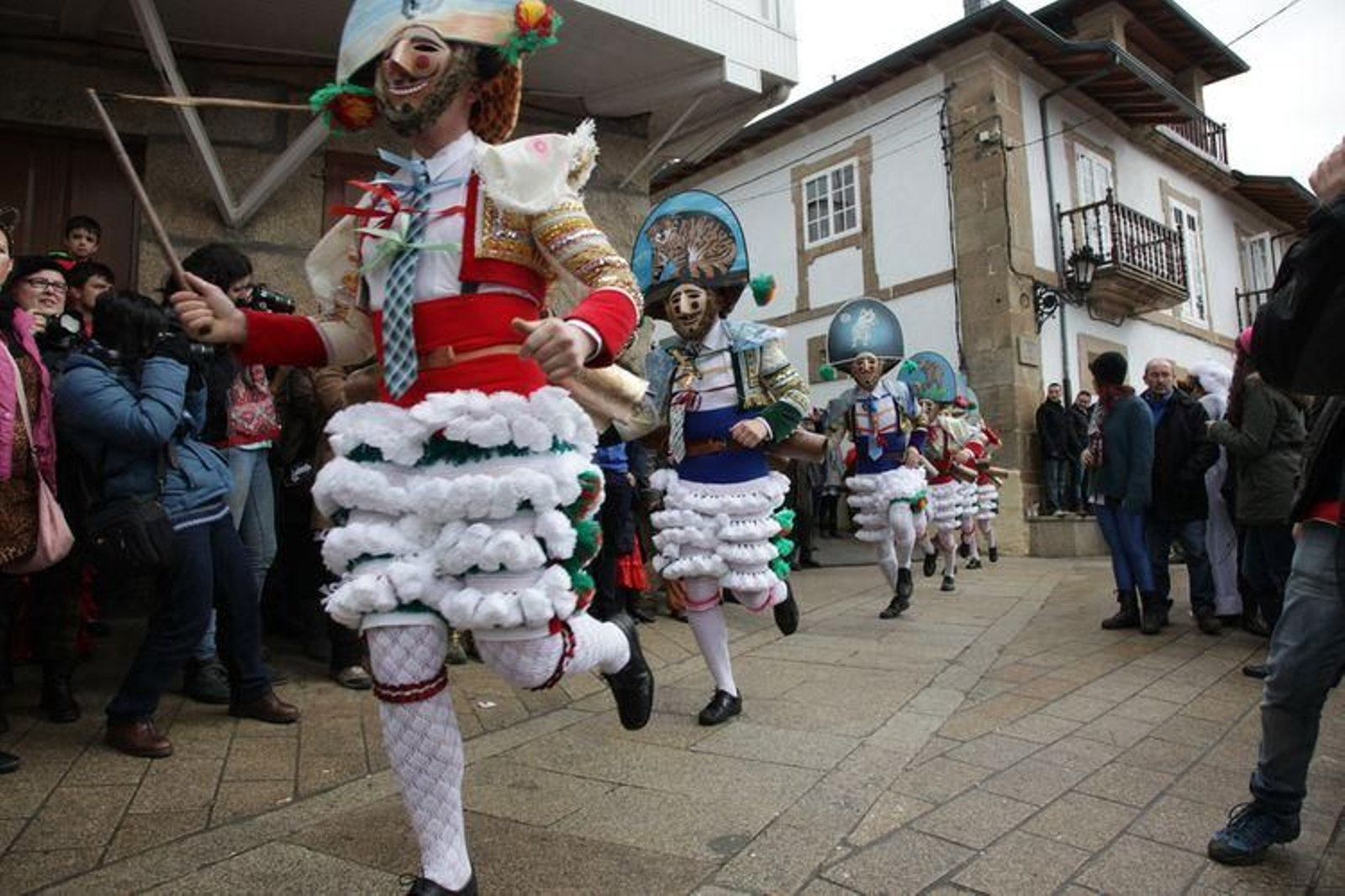 Laza recibe a los peliqueiros con bica y licor café