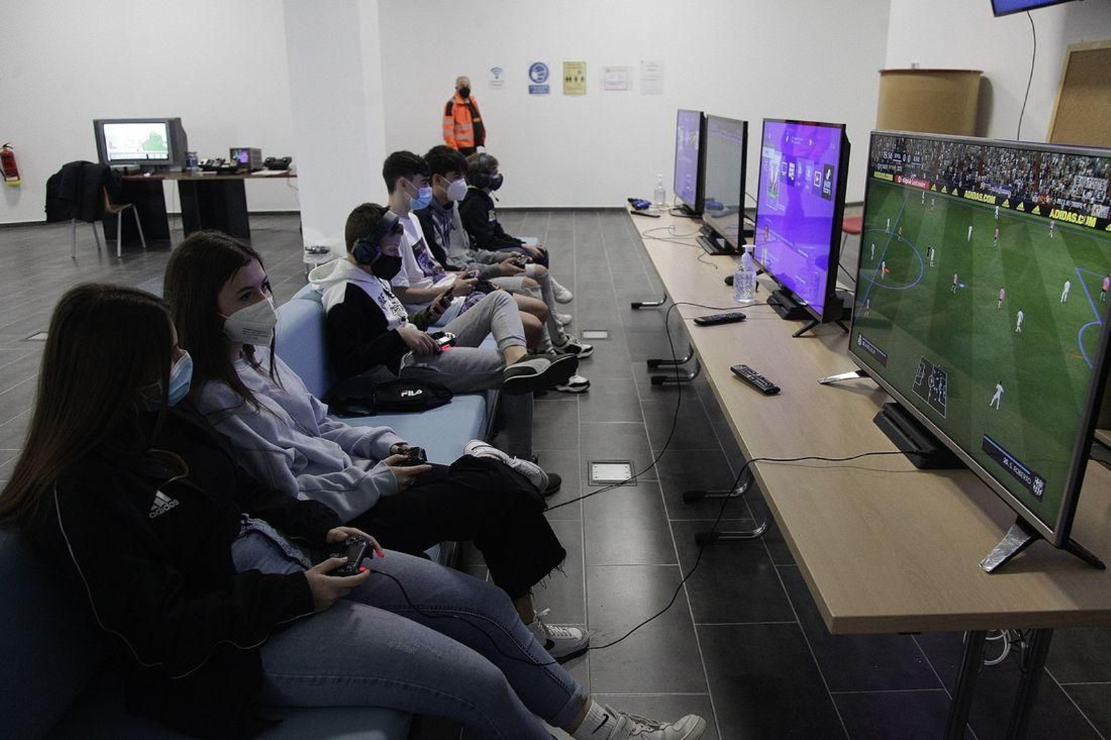 Jóvenes juegan en las jornadas de videojuegos que GalEsport organizó en Barbadás. (Foto: Miguel Ángel)