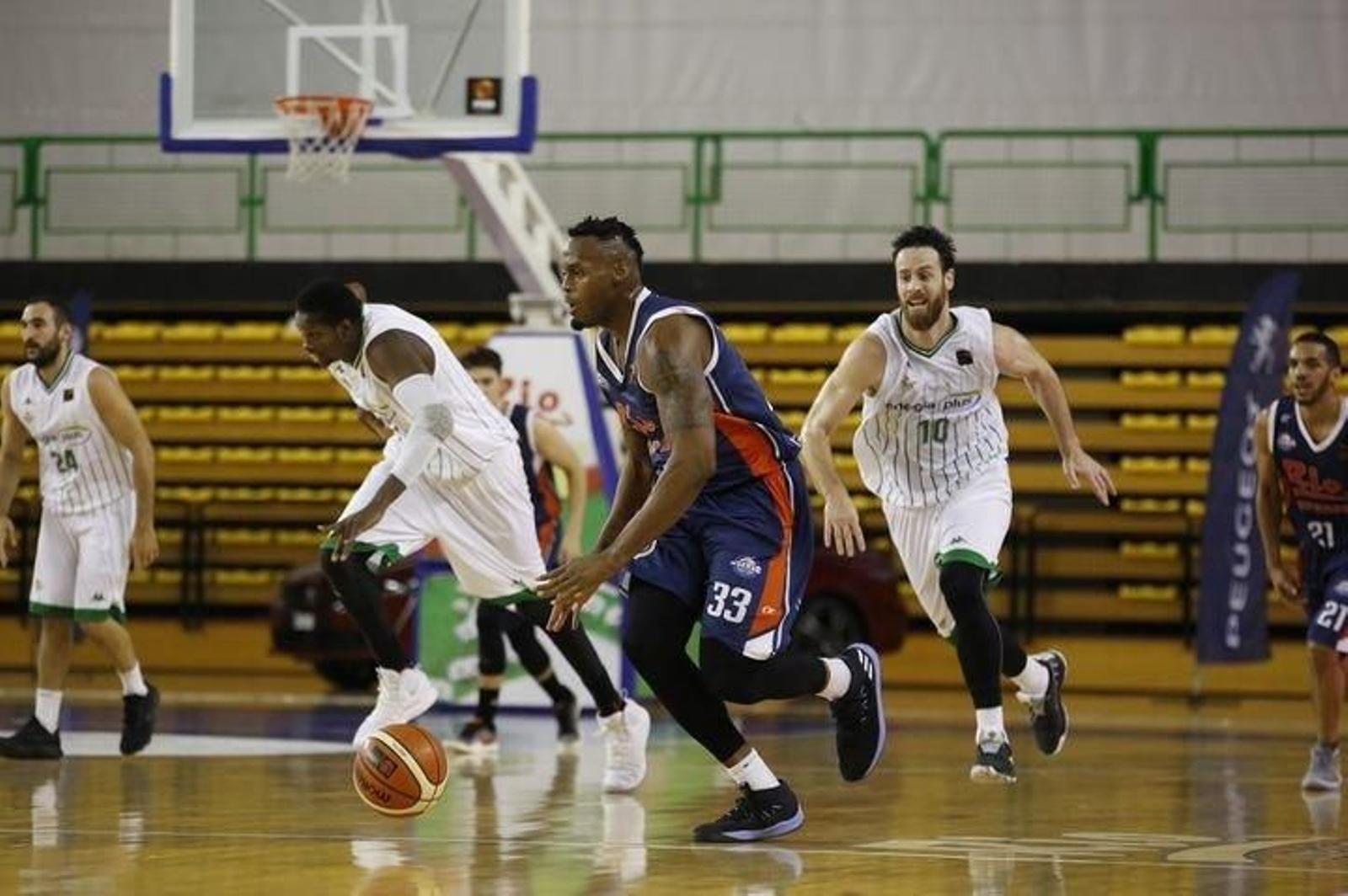 Earl Watson comanda el contraataque del COB.