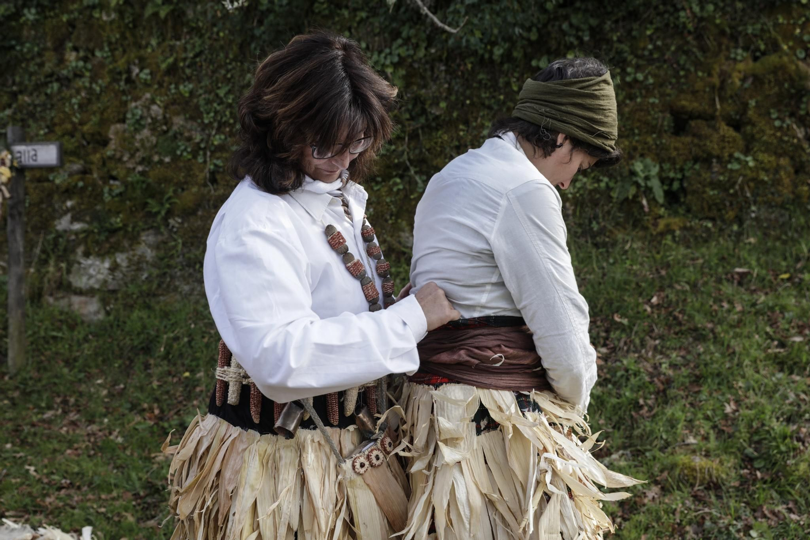 Galería | El follateiro, un traje que encuentra su materia prima en la naturaleza