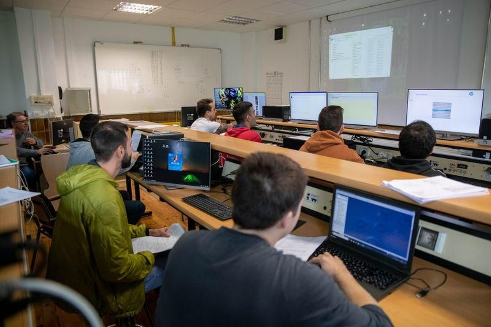 Alumnos en el Ciclo Superior de Automatización e Robótica Industrial (ÓSCAR PINAL).