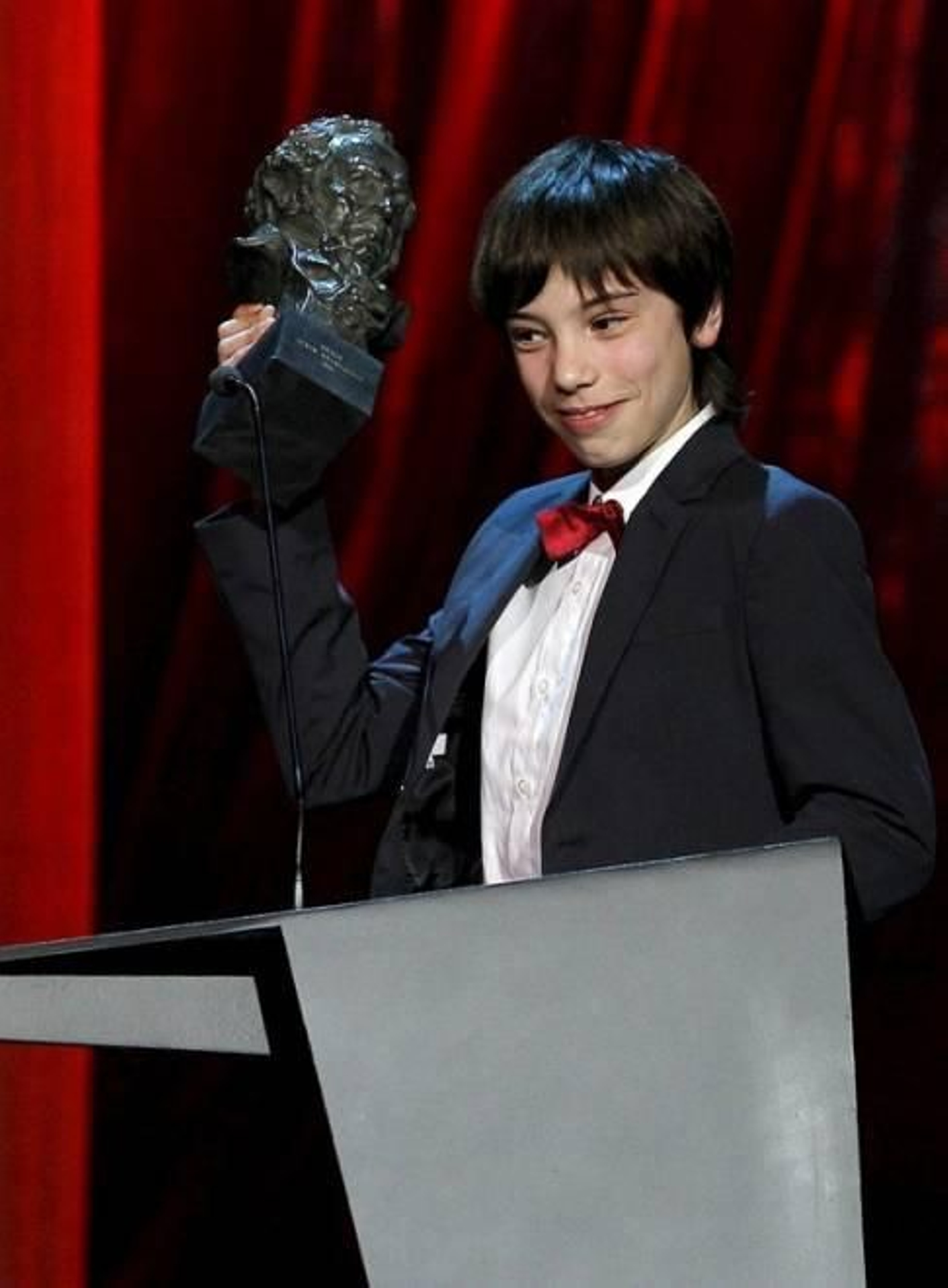 El actor Francesc Colomer posa tras recibir el premio Goya al mejor actor revelación .