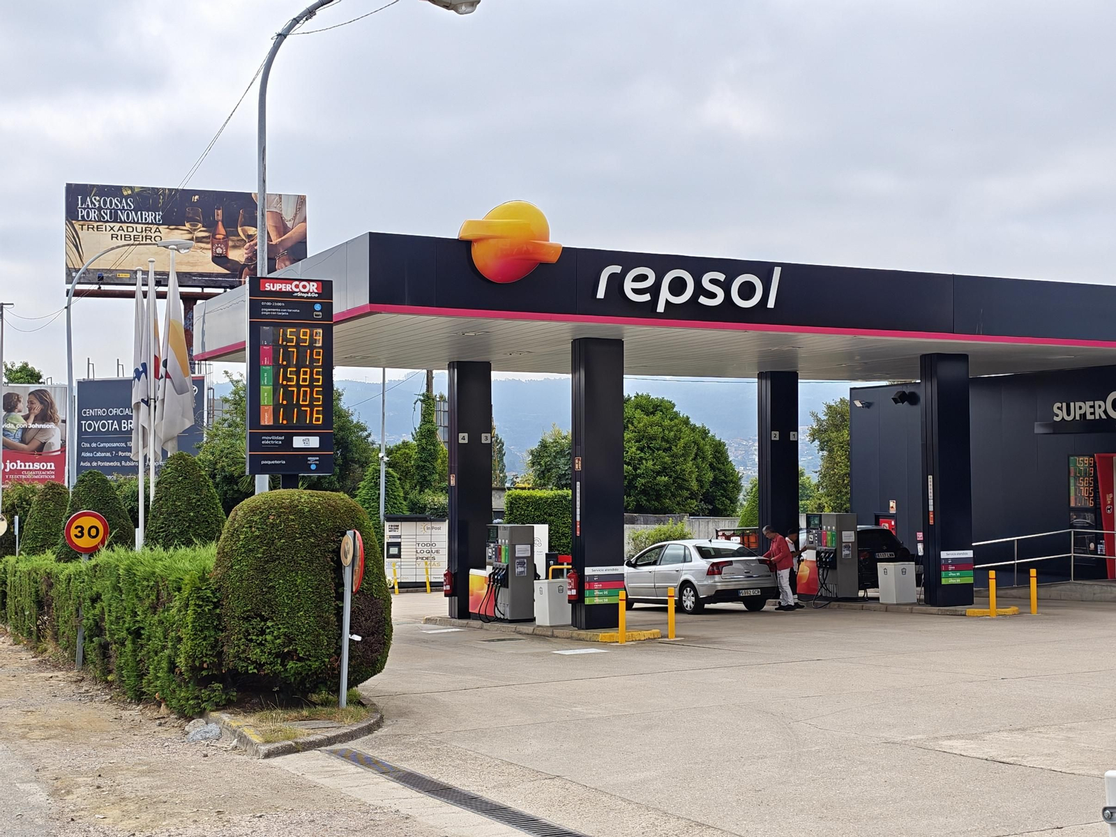 Los carburantes encadenan dos semanas de subidas tras el fin de la rebaja del IVA.