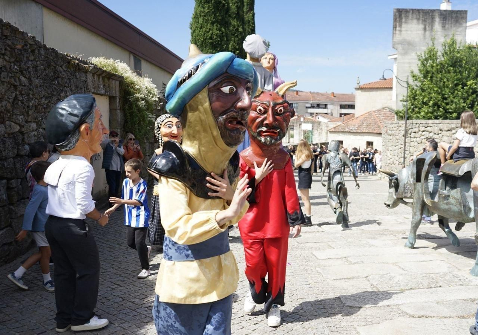 Gigantes y cabezudos recorrieron Allariz.