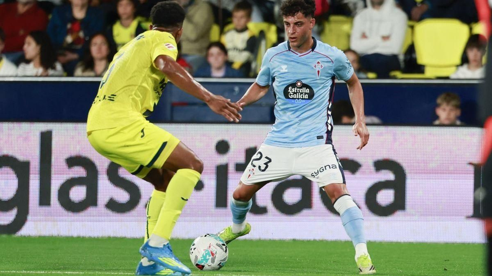 Hugo Álvarez encara al jugador del Villarreal Alex Freeman durante el partido del pasado domingo.