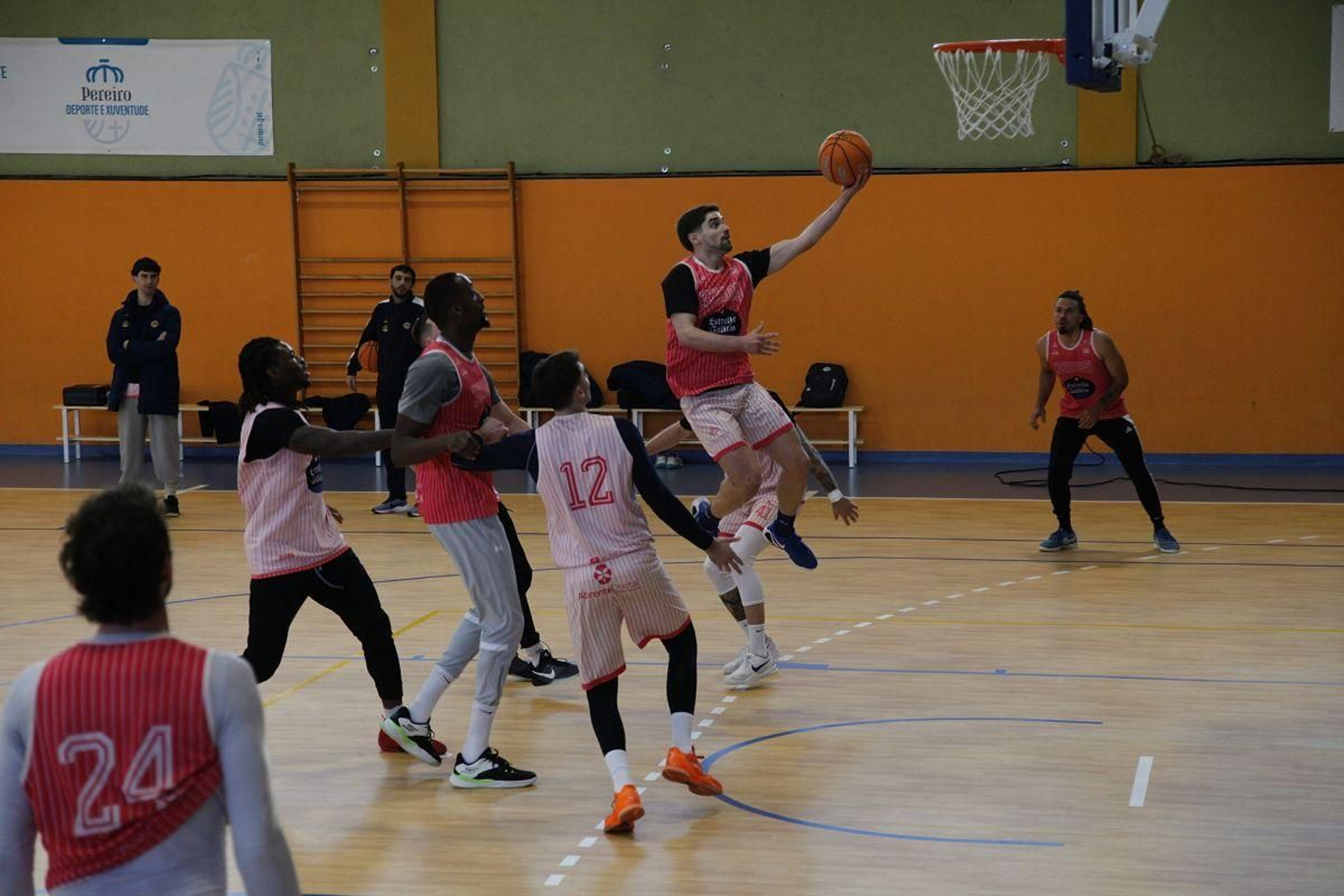 Los jugadores del COB, durante el último entrenamiento sobre la pista del pabellón de A Chaira, en Pereiro de Aguiar.