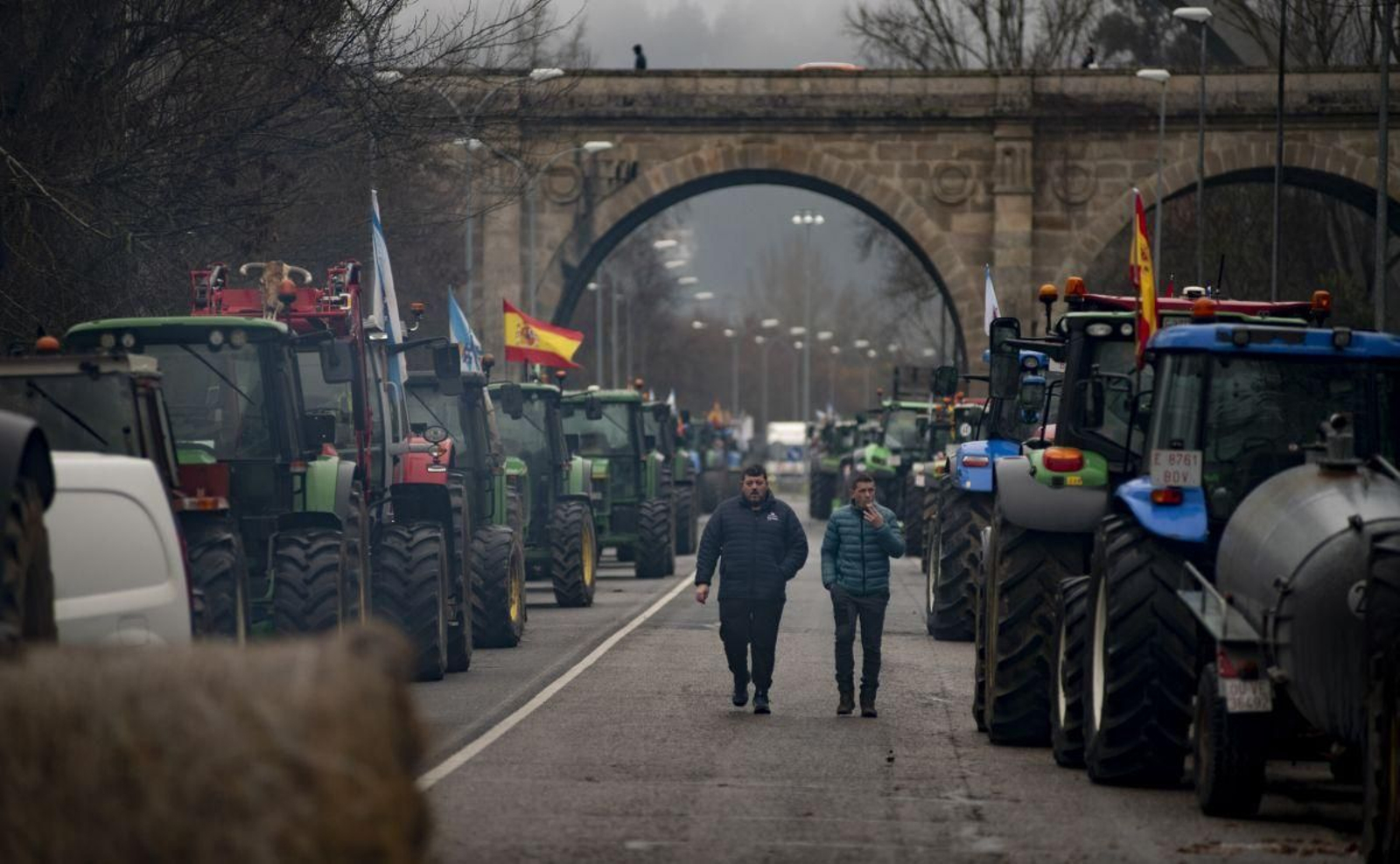 Los tractores continúan bloqueando la N-120