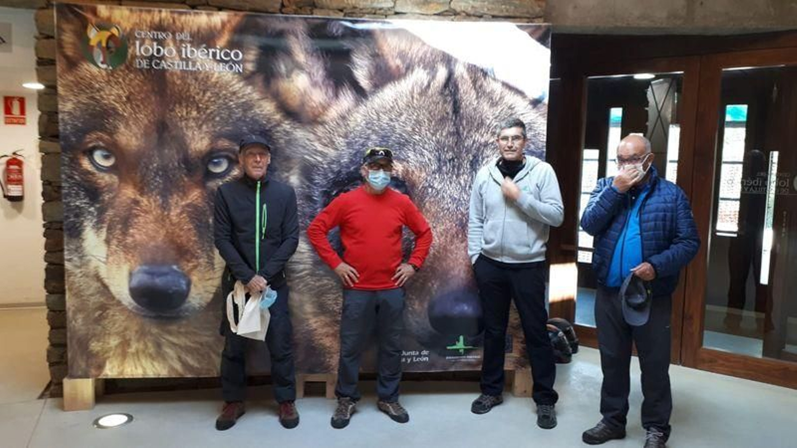 Lao , Vitín, Ordás con el veterinario del centro de interpretación del lobo ibérico, Javier Merino (segundo por la derecha).