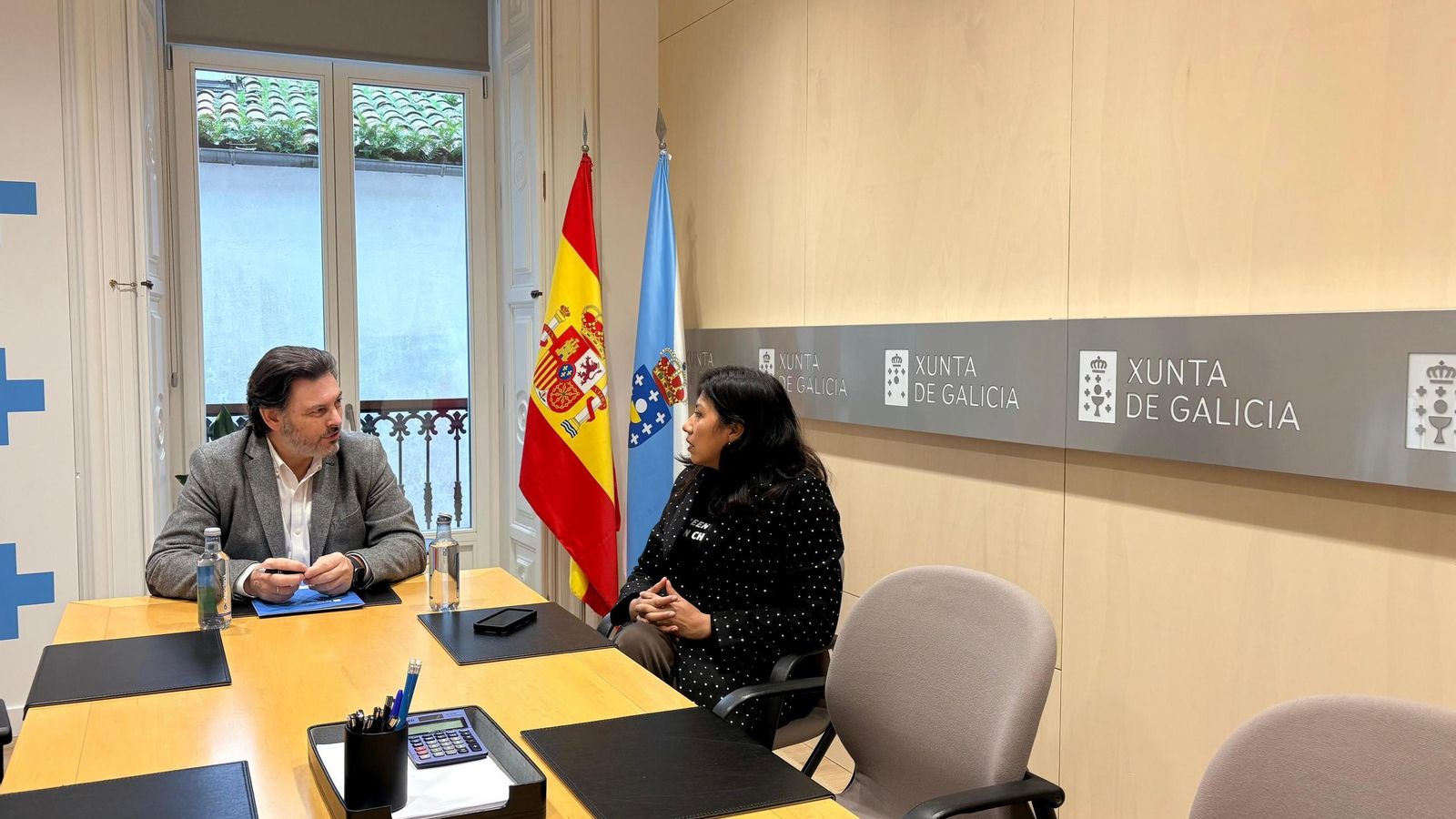 El secretario xeral da Emigración y la presidenta del Centro Asturiano, durante la reunión que mantuvieron en Santiago