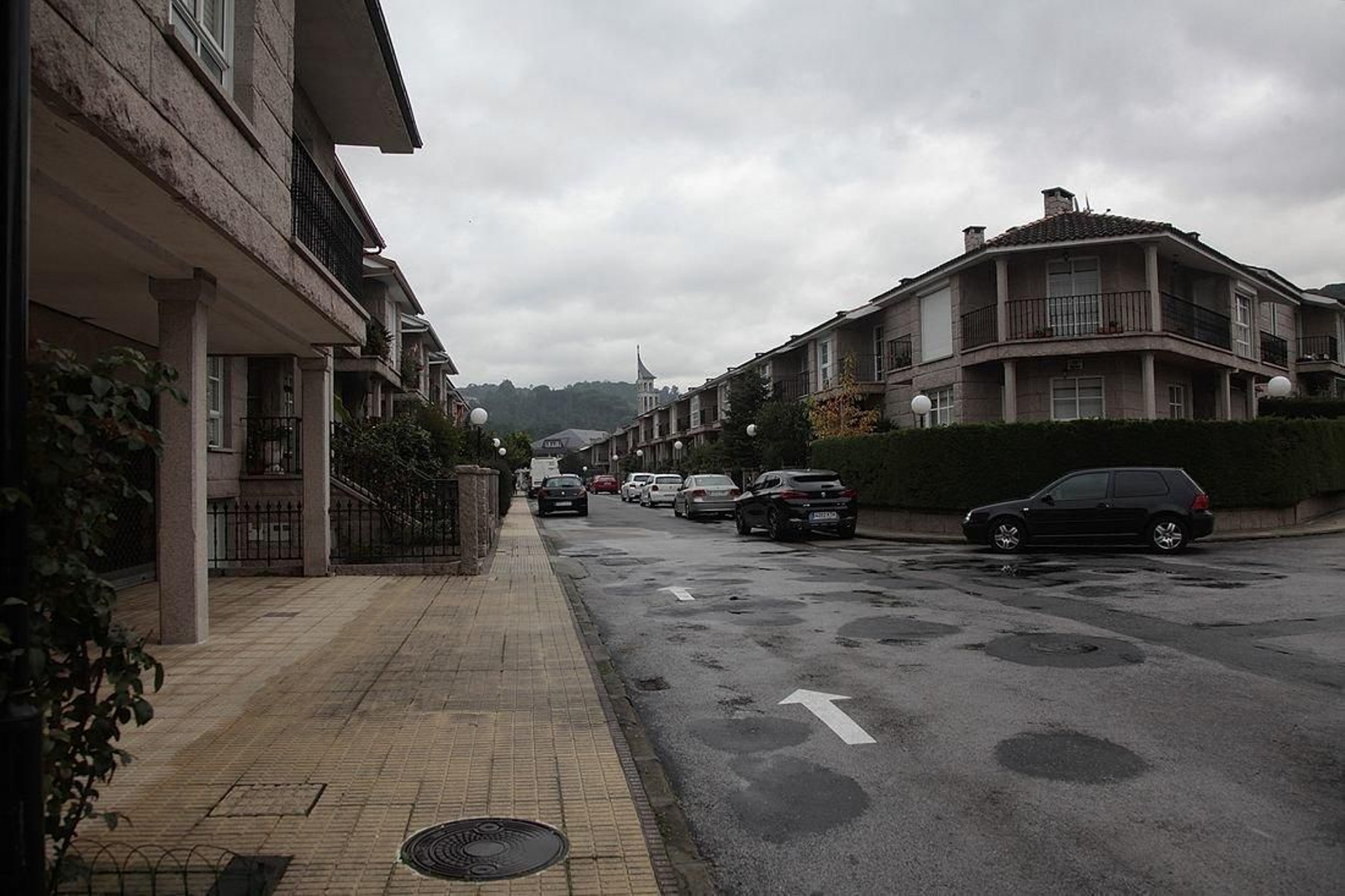 La urbanización A Porteliña. Los ladrones robaron dos casas de los números pares y otras dos en los impares. (Foto: Miguel Ángel)
