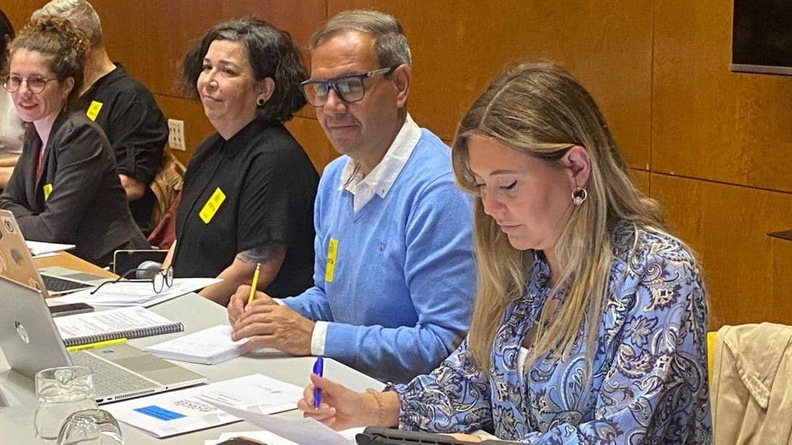 La directora general de Emigración (primera por la derecha) durante una reunión de las comisiones del CGCEE, a su izquierda el consejero por Venezuela