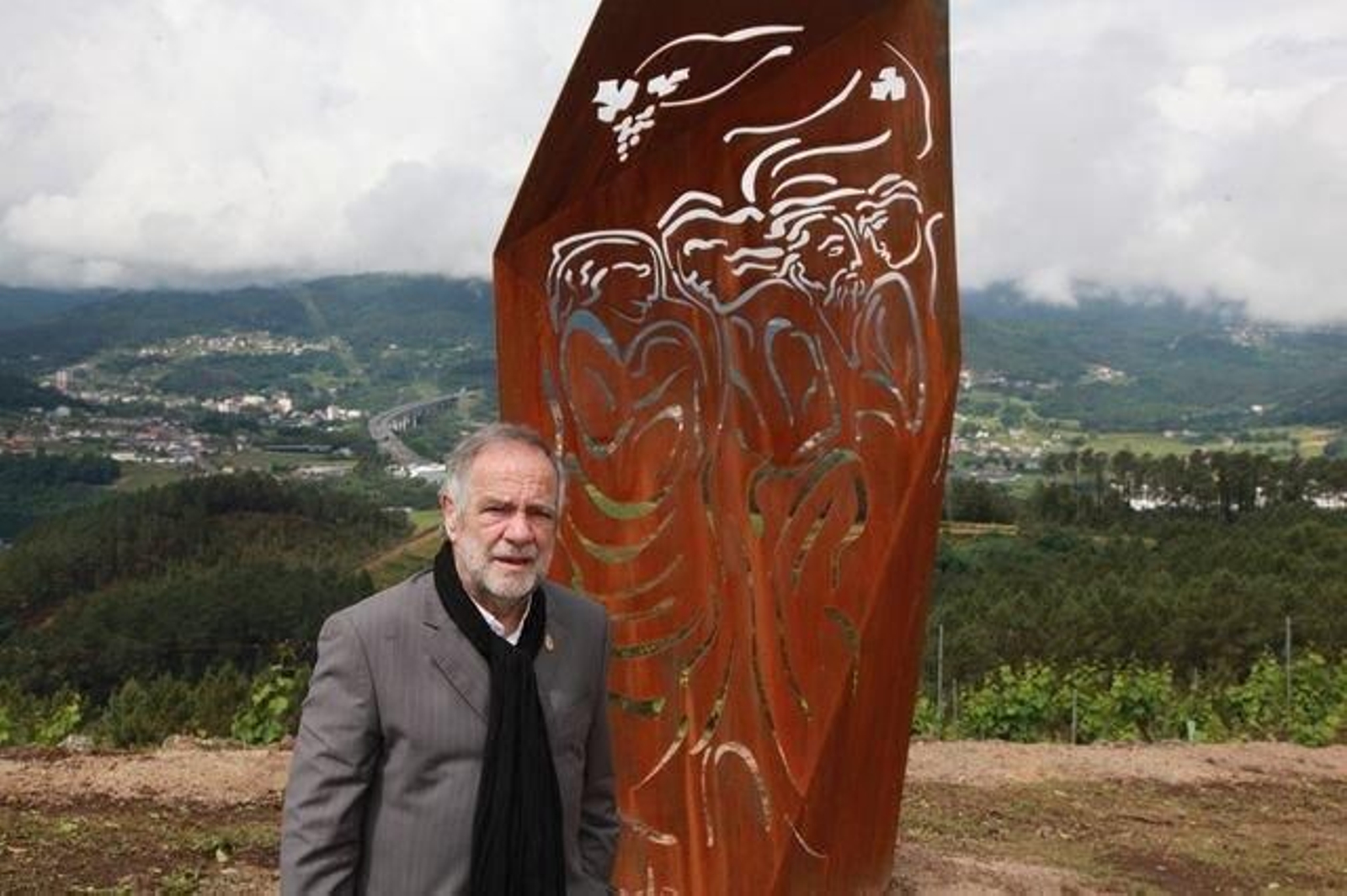 El artista Acisclo Manzano, junto a una de las piezas escultóricas.