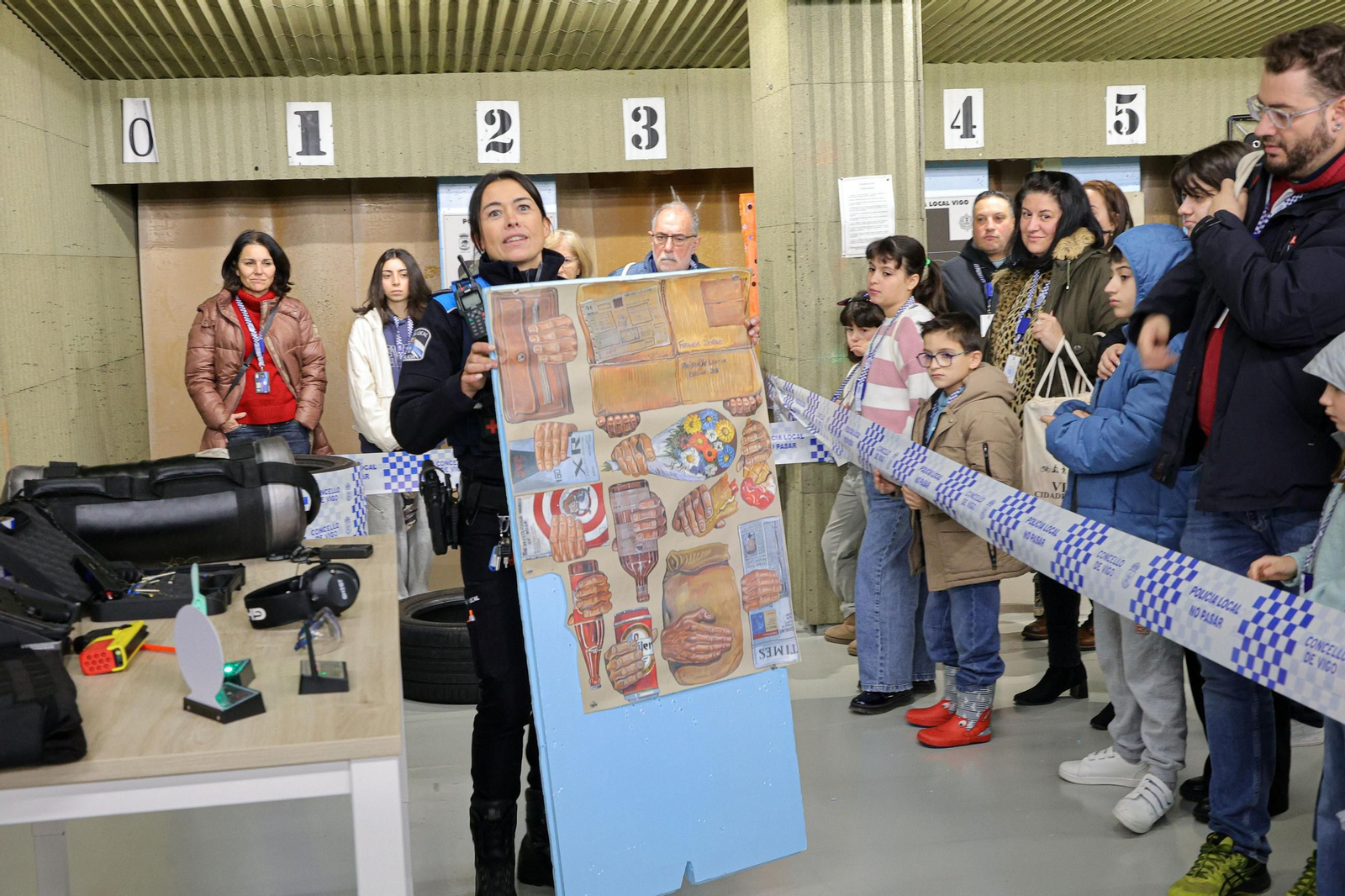 Galería | Niños y mayores descubren el trabajo de la Policía Local de Vigo