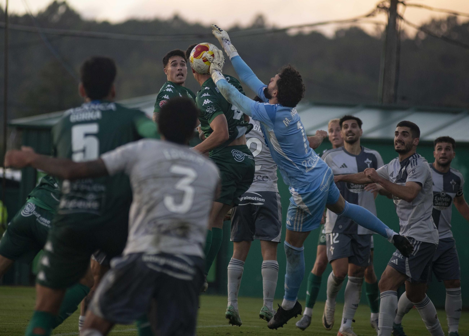 Galería | El Arenteiro y el Racing de Ferrol , protagonistas del derbi gallego en Espiñedo