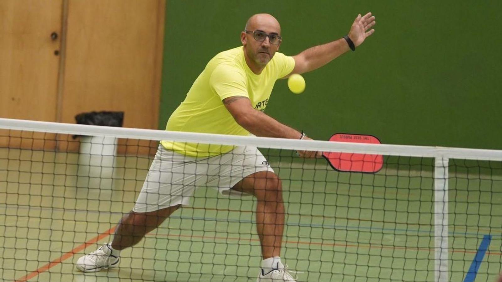 El pickleball está ganando adeptos porque su nivel de dificultad es sensiblemente inferior al del tenis, por lo que es más fácil de aprender.