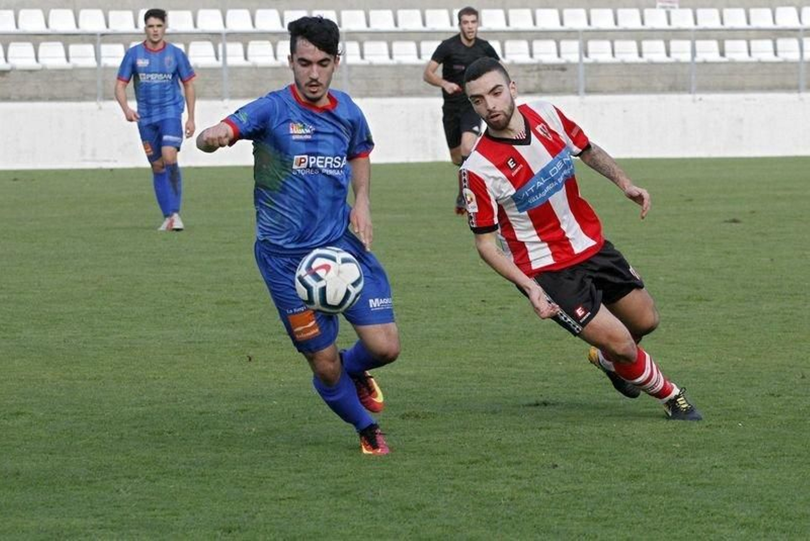 El azulón Dacoba controla el balón (MÓNICA FERREIRÓS).
