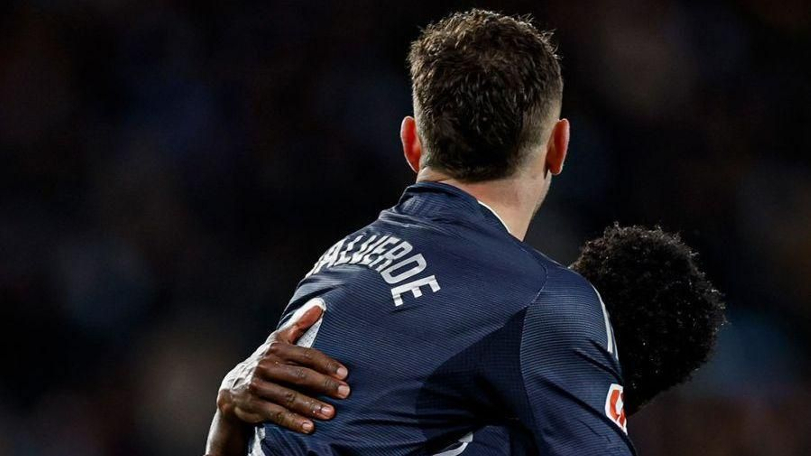 Vinícius levanta a Valverde en la celebración del gol que dio el triunfo al Real Madrid en Balaídos.