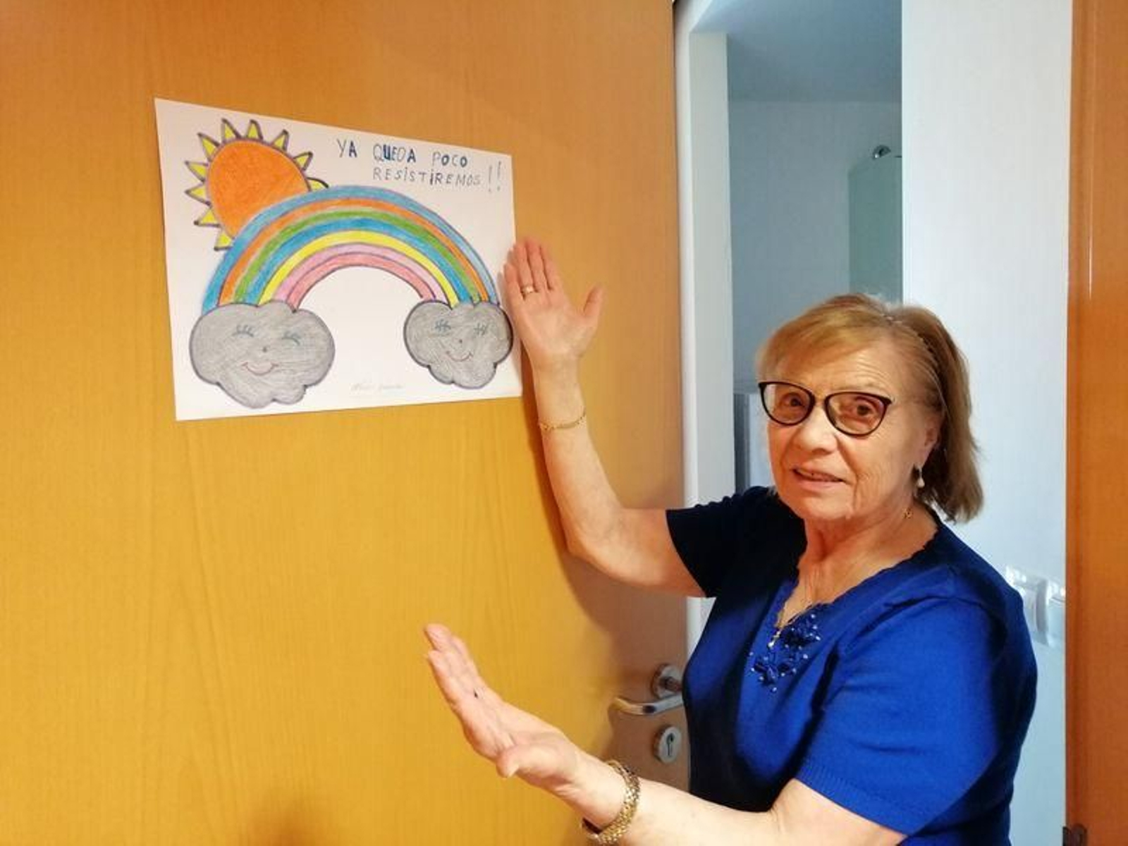 Una residente de Arzúa decora la puerta de su habitación.