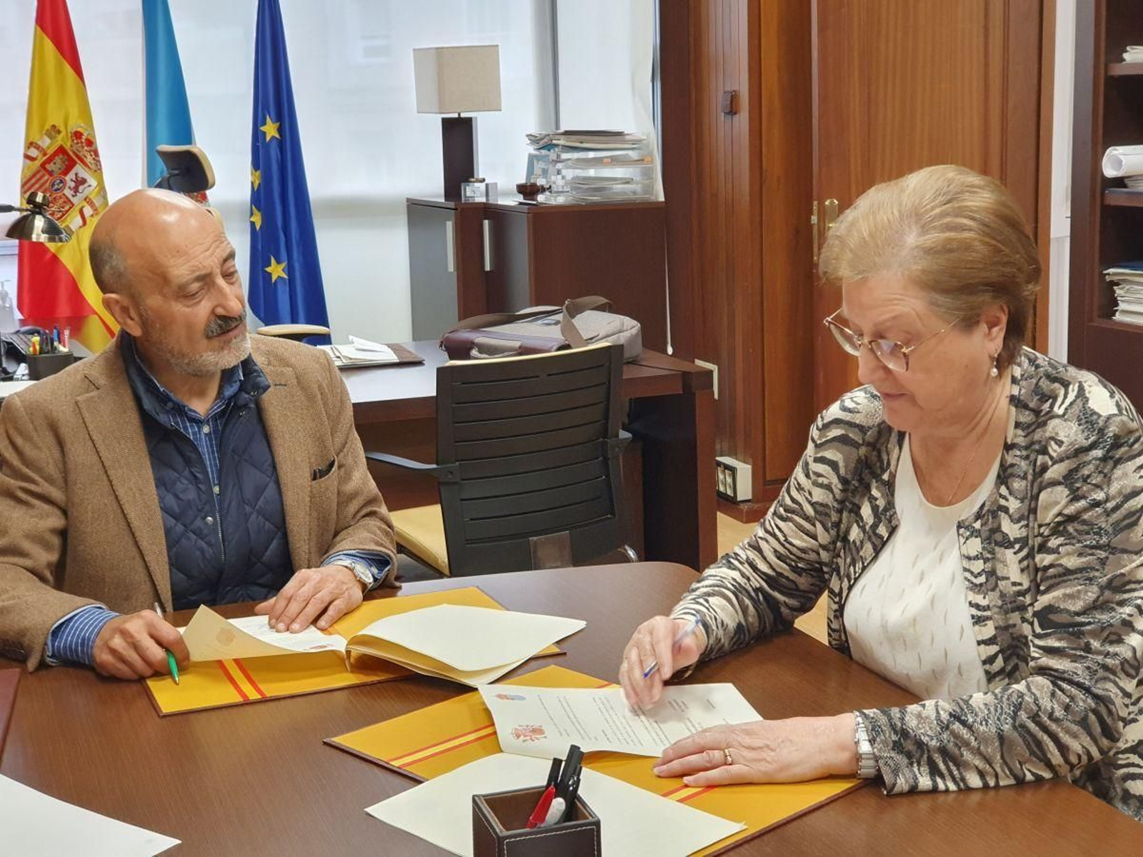 José Antonio Quiroga e Isabel Gil durante la firma del protocolo.