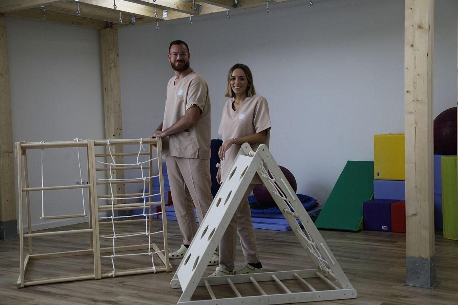 Dani y Laura en Praxis Centro de Terapia y Desarrollo en la zona del Couto.