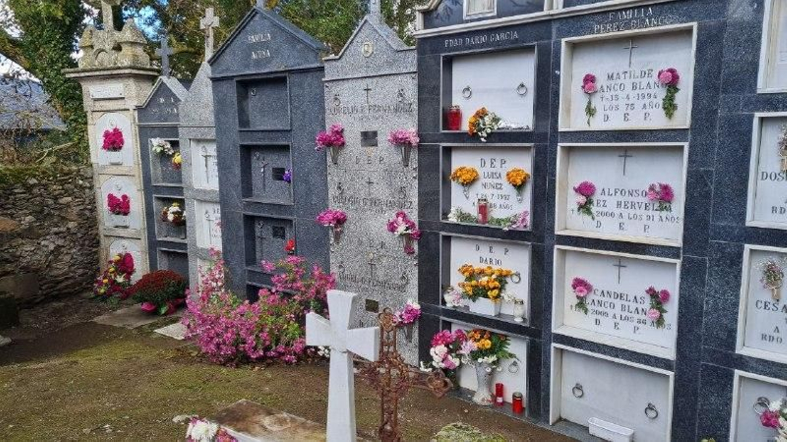 Cementerio de Manzaneda esta mañana festiva. // R,M.