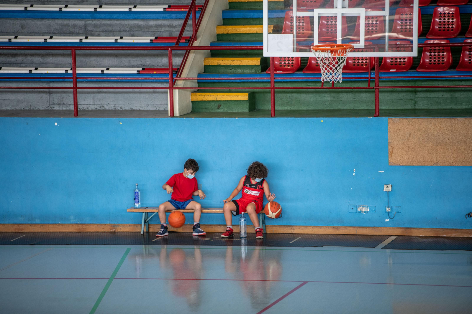 Los más pequeños disfrutan del Campus de Baloncesto en el Pabellón Municipal de Xinzo de Limia (Óscar Pinal).
