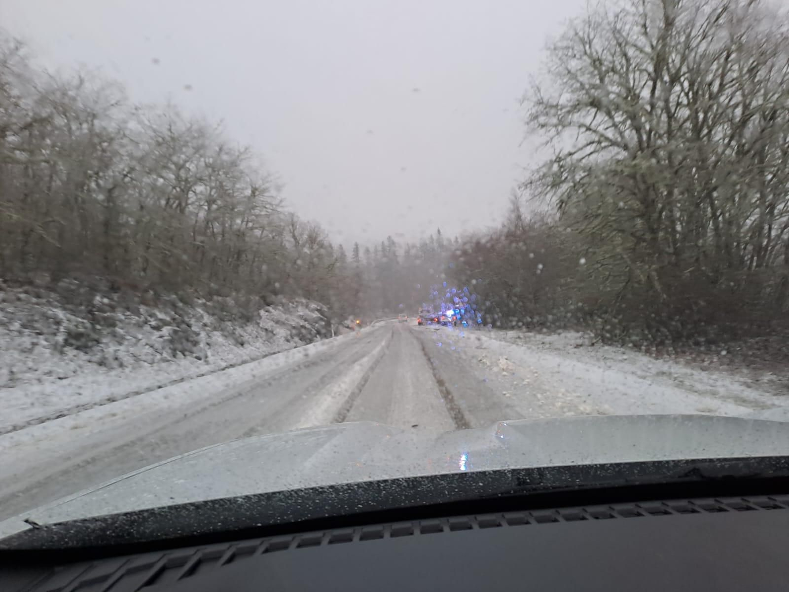 Galería | La borrasca Ingrid y la nieve pintan de blanco la provincia de Ourense, en imágenes